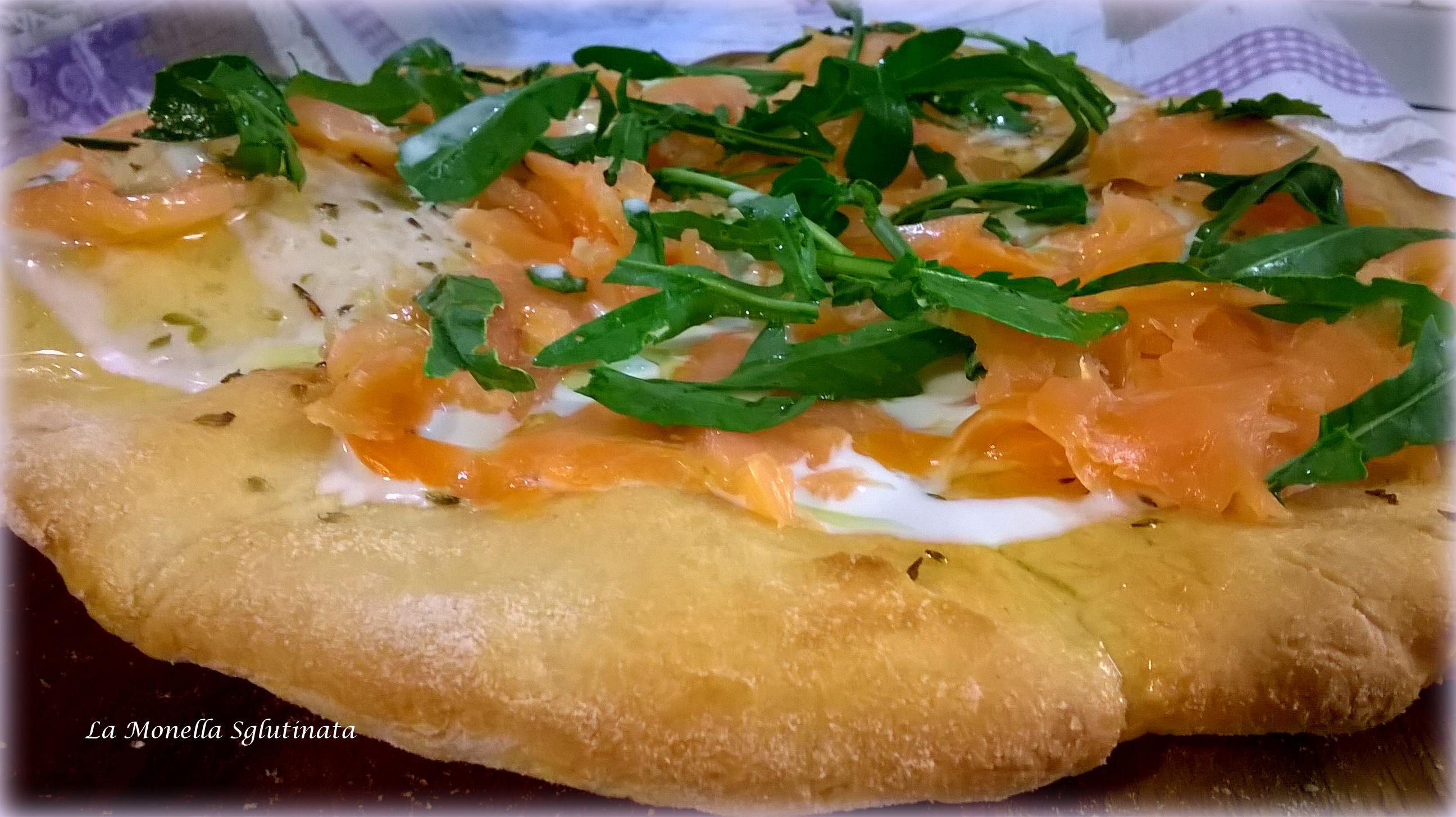 Pizza al salmone con panna e pepe rosa