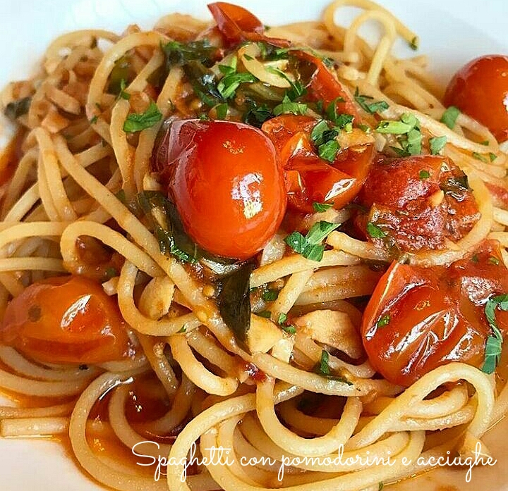 Spaghetti con pomodorini e acciughe