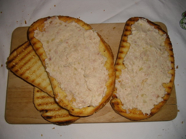 Bruschetta con tonno e maionese