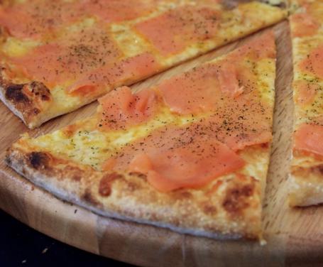 Pizza al salmone e mozzarella