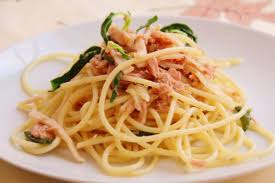 Spaghetti al cartoccio con salsa di porri e tonno